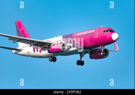 Larnaca, Chypre - 26 mai 2024 : un Airbus A320-232 de Wizz Air Airlines capturé en plein vol avec le train d'atterrissage en panne par une journée sans nuages Banque D'Images