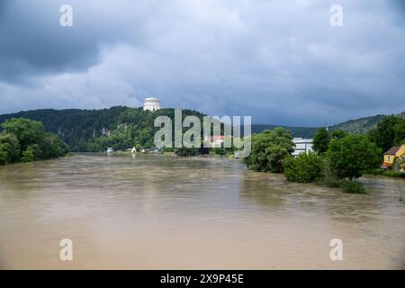 Kelheim, Allemagne. 02 juin 2024. Vue depuis le Maximiliansbrücke à Kelheim sur la Befreiungshalle et les crues du Danube. En raison des inondations et de la montée des eaux, l'état d'urgence a été déclaré pour le district de Kelheim en basse-Bavière. Cela a été annoncé dimanche par l'administration du district. Crédit : Pia Bayer/dpa/Alamy Live News Banque D'Images