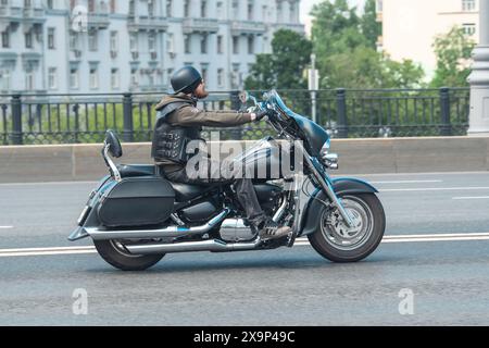 Moscou, Russie - 26 mai 2024 : un motard parcourt les rues de la ville pendant le défilé annuel de moto de Moscou. Banque D'Images