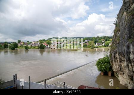 Weltenburg, Allemagne. 02 juin 2024. Vue sur le village de Stausacker depuis Weltenburg. En raison des inondations et de la montée des eaux, l'état d'urgence a été déclaré pour le district de Kelheim en basse-Bavière. Cela a été annoncé dimanche par l'administration du district. Crédit : Pia Bayer/dpa/Alamy Live News Banque D'Images