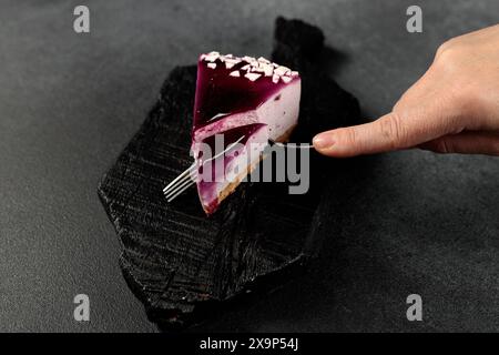 Cheesecake aux myrtilles. Sur fond noir Banque D'Images
