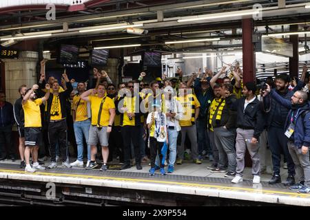 Londres, Royaume-Uni. 1er juin 2024. Les supporters du Borussia Dortmund et du Real Madrid se rendent au stade de Wembley pour la finale de l'UEFA Champions League. Le Real Madrid a ensuite battu le Borussia Dortmund 2-0 pour remporter la finale et leur quinzième titre européen. Crédit : Mark Kerrison/Alamy Live News Banque D'Images