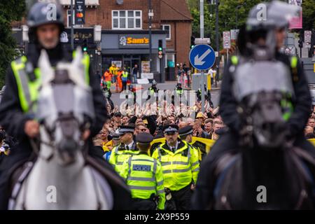 Londres, Royaume-Uni. 1er juin 2024. Des policiers de la Metropolitan police Mounted Branch accompagnent les ultras du Borussia Dortmund au stade de Wembley environ quatre heures avant la finale de l'UEFA Champions League. Le Real Madrid a ensuite battu le Borussia Dortmund 2-0 pour remporter la finale et leur quinzième titre européen. Crédit : Mark Kerrison/Alamy Live News Banque D'Images