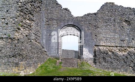 Newcastle Bridgend montrant que c'est Norman Doorway. Le château a été construit comme anneau en 1106 AD puis construit en calcaire dans les années 1180 Banque D'Images