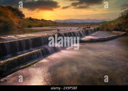 Paysage d'Oman. wadi al khoud muscat Oman. Vue sur le coucher du soleil de la cascade de montagne. Banque D'Images