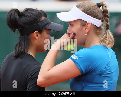 Genk, Belgique. 02 juin 2024. Su-Wei Hsieh du Taipei chinois et Elise Mertens de Belgique photographiés lors d'un match de football entre KRC Genk et KAA Gent, dimanche 2 juin 2024 à Genk, un match de play-off européen pour une place dans la compétition européenne de football de la saison prochaine, a la fin de la première division du championnat belge 'Jupiler Pro League' 2023-2024. BELGA PHOTO JOHAN Eyckens crédit : Belga News Agency/Alamy Live News Banque D'Images