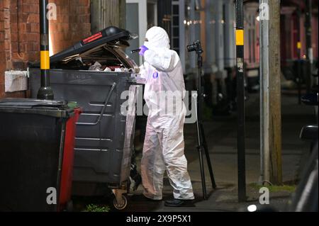 North Road, Selly Oak, Birmingham, 2 juin 2024 - la police des West Midlands lance un appel pour obtenir des informations après qu'un homme a été retrouvé avec des blessures graves sur Bristol Road, Selly Oak la nuit dernière (1er juin). L'homme de 32 ans a été transporté à l'hôpital dans un état grave. Un policier médico-légal a été photographié en train d'enregistrer la scène et de retirer un fendeur à viande d'un bac commercial. L'agent de CSI a également prélevé des prélèvements de sang trouvés sur un véhicule et une autre substance sur un autre. Un cyclomoteur blanc se trouvait près de l'endroit où le grand couteau a été découvert et a été enlevé par la lumière du jour. Crédit : arrêtez Press Media/Alamy Live News Banque D'Images