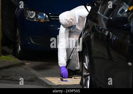 North Road, Selly Oak, Birmingham, 2 juin 2024 - la police des West Midlands lance un appel pour obtenir des informations après qu'un homme a été retrouvé avec des blessures graves sur Bristol Road, Selly Oak la nuit dernière (1er juin). L'homme de 32 ans a été transporté à l'hôpital dans un état grave. Un policier médico-légal a été photographié en train d'enregistrer la scène et de retirer un fendeur à viande d'un bac commercial. L'agent de CSI a également prélevé des prélèvements de sang trouvés sur un véhicule et une autre substance sur un autre. Un cyclomoteur blanc se trouvait près de l'endroit où le grand couteau a été découvert et a été enlevé par la lumière du jour. Crédit : arrêtez Press Media/Alamy Live News Banque D'Images