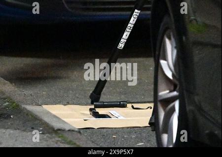 North Road, Selly Oak, Birmingham, 2 juin 2024 - la police des West Midlands lance un appel pour obtenir des informations après qu'un homme a été retrouvé avec des blessures graves sur Bristol Road, Selly Oak la nuit dernière (1er juin). L'homme de 32 ans a été transporté à l'hôpital dans un état grave. Un policier médico-légal a été photographié en train d'enregistrer la scène et de retirer un fendeur à viande d'un bac commercial. L'agent de CSI a également prélevé des prélèvements de sang trouvés sur un véhicule et une autre substance sur un autre. Un cyclomoteur blanc se trouvait près de l'endroit où le grand couteau a été découvert et a été enlevé par la lumière du jour. Crédit : arrêtez Press Media/Alamy Live News Banque D'Images