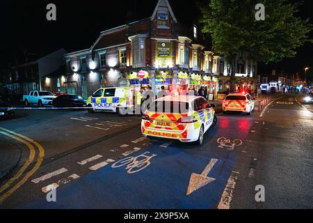 North Road, Selly Oak, Birmingham, 2 juin 2024 - la police des West Midlands lance un appel pour obtenir des informations après qu'un homme a été retrouvé avec des blessures graves sur Bristol Road, Selly Oak la nuit dernière (1er juin). L'homme de 32 ans a été transporté à l'hôpital dans un état grave. Un policier médico-légal a été photographié en train d'enregistrer la scène et de retirer un fendeur à viande d'un bac commercial. L'agent de CSI a également prélevé des prélèvements de sang trouvés sur un véhicule et une autre substance sur un autre. Un cyclomoteur blanc se trouvait près de l'endroit où le grand couteau a été découvert et a été enlevé par la lumière du jour. Crédit : arrêtez Press Media/Alamy Live News Banque D'Images