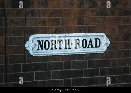 North Road, Selly Oak, Birmingham, 2 juin 2024 - la police des West Midlands lance un appel pour obtenir des informations après qu'un homme a été retrouvé avec des blessures graves sur Bristol Road, Selly Oak la nuit dernière (1er juin). L'homme de 32 ans a été transporté à l'hôpital dans un état grave. Un policier médico-légal a été photographié en train d'enregistrer la scène et de retirer un fendeur à viande d'un bac commercial. L'agent de CSI a également prélevé des prélèvements de sang trouvés sur un véhicule et une autre substance sur un autre. Un cyclomoteur blanc se trouvait près de l'endroit où le grand couteau a été découvert et a été enlevé par la lumière du jour. Crédit : arrêtez Press Media/Alamy Live News Banque D'Images