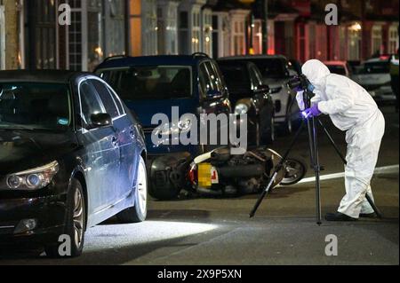 North Road, Selly Oak, Birmingham, 2 juin 2024 - la police des West Midlands lance un appel pour obtenir des informations après qu'un homme a été retrouvé avec des blessures graves sur Bristol Road, Selly Oak la nuit dernière (1er juin). L'homme de 32 ans a été transporté à l'hôpital dans un état grave. Un policier médico-légal a été photographié en train d'enregistrer la scène et de retirer un fendeur à viande d'un bac commercial. L'agent de CSI a également prélevé des prélèvements de sang trouvés sur un véhicule et une autre substance sur un autre. Un cyclomoteur blanc se trouvait près de l'endroit où le grand couteau a été découvert et a été enlevé par la lumière du jour. Crédit : arrêtez Press Media/Alamy Live News Banque D'Images