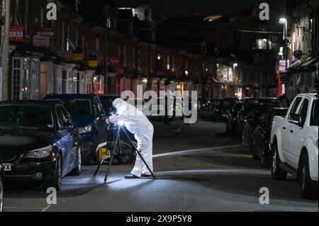 North Road, Selly Oak, Birmingham, 2 juin 2024 - la police des West Midlands lance un appel pour obtenir des informations après qu'un homme a été retrouvé avec des blessures graves sur Bristol Road, Selly Oak la nuit dernière (1er juin). L'homme de 32 ans a été transporté à l'hôpital dans un état grave. Un policier médico-légal a été photographié en train d'enregistrer la scène et de retirer un fendeur à viande d'un bac commercial. L'agent de CSI a également prélevé des prélèvements de sang trouvés sur un véhicule et une autre substance sur un autre. Un cyclomoteur blanc se trouvait près de l'endroit où le grand couteau a été découvert et a été enlevé par la lumière du jour. Crédit : arrêtez Press Media/Alamy Live News Banque D'Images