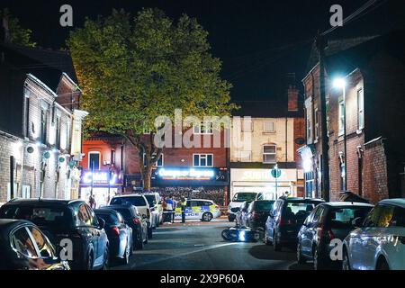 North Road, Selly Oak, Birmingham, 2 juin 2024 - la police des West Midlands lance un appel pour obtenir des informations après qu'un homme a été retrouvé avec des blessures graves sur Bristol Road, Selly Oak la nuit dernière (1er juin). L'homme de 32 ans a été transporté à l'hôpital dans un état grave. Un policier médico-légal a été photographié en train d'enregistrer la scène et de retirer un fendeur à viande d'un bac commercial. L'agent de CSI a également prélevé des prélèvements de sang trouvés sur un véhicule et une autre substance sur un autre. Un cyclomoteur blanc se trouvait près de l'endroit où le grand couteau a été découvert et a été enlevé par la lumière du jour. Crédit : arrêtez Press Media/Alamy Live News Banque D'Images