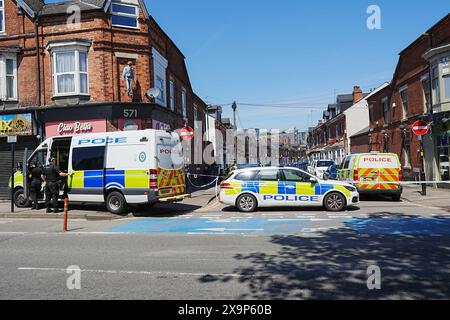 North Road, Selly Oak, Birmingham, 2 juin 2024 - la police des West Midlands lance un appel pour obtenir des informations après qu'un homme a été retrouvé avec des blessures graves sur Bristol Road, Selly Oak la nuit dernière (1er juin). L'homme de 32 ans a été transporté à l'hôpital dans un état grave. Un policier médico-légal a été photographié en train d'enregistrer la scène et de retirer un fendeur à viande d'un bac commercial. L'agent de CSI a également prélevé des prélèvements de sang trouvés sur un véhicule et une autre substance sur un autre. Un cyclomoteur blanc se trouvait près de l'endroit où le grand couteau a été découvert et a été enlevé par la lumière du jour. Crédit : arrêtez Press Media/Alamy Live News Banque D'Images