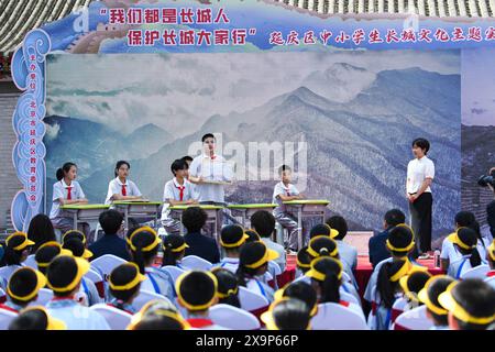 (240602) -- BEIJING, 2 juin 2024 (Xinhua) -- une activité pour les élèves des écoles primaires et secondaires sur le thème de la culture de la Grande Muraille a lieu dans le village de Shixia dans le district de Yanqing à Beijing, capitale de la Chine, le 31 mai 2024. Le village de Shixia dans le district de Yanqing à Pékin a été construit pour la première fois sous la dynastie Ming (1368-1644) et était autrefois un passage important dans le nord de la section de Juyongguan de la Grande Muraille. Le village, entouré de montagnes, a développé une industrie touristique qui s’appuie sur les ressources de la Grande Muraille ces dernières années et attire des visiteurs du monde entier. (Xinhua/C Banque D'Images