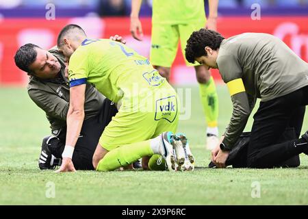 Genk, Belgique. 02 juin 2024. Stefan Mitrovic de Gent semble blessé lors d'un match de football entre KRC Genk et KAA Gent, dimanche 02 juin 2024 à Genk, un match européen Play-off pour une place dans la compétition européenne de football de la saison prochaine, à l'issue de la première division 'Jupiler Pro League' 2023-2024 du championnat belge. BELGA PHOTO JOHAN Eyckens crédit : Belga News Agency/Alamy Live News Banque D'Images