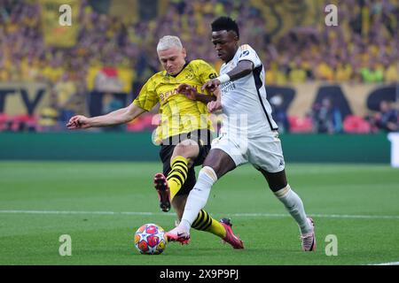 Julian Ryerson du Borussia Dortmund et Vinicius Junior du Real Madrid CF s’affrontent pour le ballon lors de la finale de la Ligue des Champions 2023/2024 entre le Borussia Dortmund et le Real Madri CF au stade de Wembley à Londres (Angleterre), le 1er juin 2024. Banque D'Images