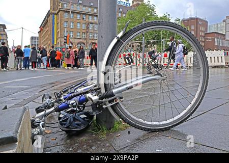 Fahrräder im öffentlichen Raum Ein Fahrrad ist mit einem Schloss an einem gegen Diebstahl gesichert und von Unbekannten umgeworfen worden worden. Essen Nordrhein-Westfalen Deutschland Hauptbahnhof *** vélos dans les espaces publics Un vélo a été sécurisé avec un verrou sur un dispositif antivol et renversé par des inconnus Essen Rhénanie du Nord-Westphalie Allemagne Gare centrale Banque D'Images