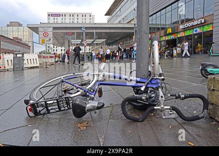 Fahrräder im öffentlichen Raum Ein Fahrrad ist mit einem Schloss an einem gegen Diebstahl gesichert und von Unbekannten umgeworfen worden worden. Essen Nordrhein-Westfalen Deutschland Hauptbahnhof *** vélos dans les espaces publics Un vélo a été sécurisé avec un verrou sur un dispositif antivol et renversé par des inconnus Essen Rhénanie du Nord-Westphalie Allemagne Gare centrale Banque D'Images