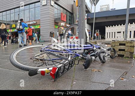 Fahrräder im öffentlichen Raum Ein Fahrrad ist mit einem Schloss an einem gegen Diebstahl gesichert und von Unbekannten umgeworfen worden worden. Essen Nordrhein-Westfalen Deutschland Hauptbahnhof *** vélos dans les espaces publics Un vélo a été sécurisé avec un verrou sur un dispositif antivol et renversé par des inconnus Essen Rhénanie du Nord-Westphalie Allemagne Gare centrale Banque D'Images