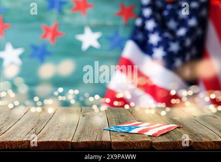 4 juillet Independence Day Background. Table de planche en bois vide avec drapeau américain des États-Unis et feux d'artifice étincelants brûlants. Heureux travail, indépendance Or Banque D'Images