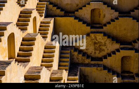 Exploration de l'ancien modèle architectural des puits à pas en inde, une conception symétrique et complexe d'escaliers géométriques traditionnels pour la gestion de l'eau et le patrimoine historique au rajasthan Banque D'Images