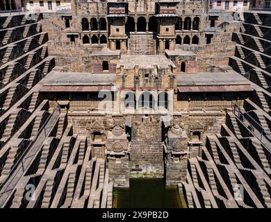 Vue aérienne d'un stepwell soigneusement conçu, mettant en valeur l'architecture indienne historique Banque D'Images