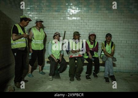 Nicolas Cleuet/le Pictorium - Kharkiv - deux jours après l'attaque du quartier résidentiel de Novobavarsky - 01/06/2024 - Ukraine/oblast de kharkiv/kharkiv - deux jours après les grèves dans un immeuble du quartier de Novobavarsky, les habitants tentent de se remettre en vie alors que les services d'urgence sont occupés. Les pompiers sont toujours à la recherche de preuves, et des volontaires nettoient la zone. Les services municipaux ont lancé les premières opérations de réhabilitation. Les psychologues rencontrent les plus choqués.?les pompiers ont découvert les restes d'une huitième victime.? Banque D'Images