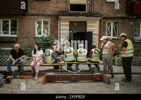 Nicolas Cleuet/le Pictorium - Kharkiv - deux jours après l'attaque du quartier résidentiel de Novobavarsky - 01/06/2024 - Ukraine/oblast de kharkiv/kharkiv - deux jours après les grèves dans un immeuble du quartier de Novobavarsky, les habitants tentent de se remettre en vie alors que les services d'urgence sont occupés. Les pompiers sont toujours à la recherche de preuves, et des volontaires nettoient la zone. Les services municipaux ont lancé les premières opérations de réhabilitation. Les psychologues rencontrent les plus choqués.?les pompiers ont découvert les restes d'une huitième victime.? Banque D'Images