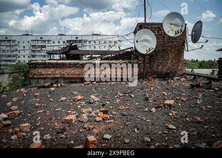 Nicolas Cleuet/le Pictorium - Kharkiv - deux jours après l'attaque du quartier résidentiel de Novobavarsky - 01/06/2024 - Ukraine/oblast de kharkiv/kharkiv - deux jours après les grèves dans un immeuble du quartier de Novobavarsky, les habitants tentent de se remettre en vie alors que les services d'urgence sont occupés. Les pompiers sont toujours à la recherche de preuves, et des volontaires nettoient la zone. Les services municipaux ont lancé les premières opérations de réhabilitation. Les psychologues rencontrent les plus choqués.?les pompiers ont découvert les restes d'une huitième victime.? Banque D'Images