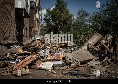 Nicolas Cleuet/le Pictorium - Kharkiv - deux jours après l'attaque du quartier résidentiel de Novobavarsky - 01/06/2024 - Ukraine/oblast de kharkiv/kharkiv - deux jours après les grèves dans un immeuble du quartier de Novobavarsky, les habitants tentent de se remettre en vie alors que les services d'urgence sont occupés. Les pompiers sont toujours à la recherche de preuves, et des volontaires nettoient la zone. Les services municipaux ont lancé les premières opérations de réhabilitation. Les psychologues rencontrent les plus choqués.?les pompiers ont découvert les restes d'une huitième victime.? Banque D'Images