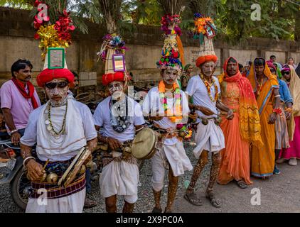 Exposition vibrante de la culture indienne avec des musiciens et des danseurs en costume, s'engageant avec un groupe de spectateurs Banque D'Images