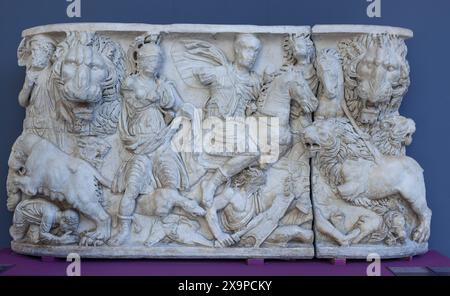 Façade d'un sarcophage romain du IIIe siècle montrant une scène de chasse au lion. Banque D'Images