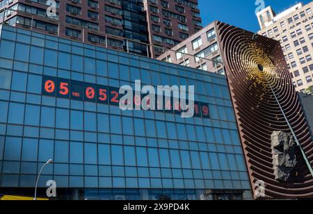 L'horloge climatique située près de Union Square compte à rebours le temps où le monde devrait atteindre la neutralité carbone en 2030, New York City, États-Unis, 2024 Banque D'Images