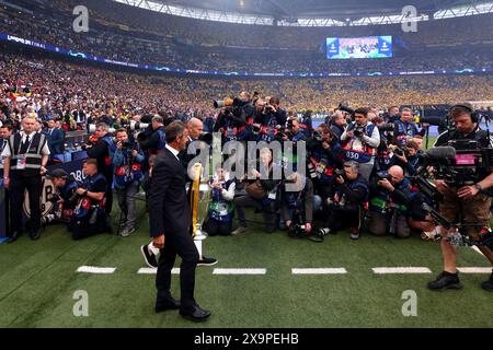 Stade de Wembley, Londres, Royaume-Uni. 1er juin 2024. Finale de l'UEFA Champions League Football, Borussia Dortmund contre Real Madrid ; Zinedine Zidane remporte le trophée de la Ligue des champions avec Karl-Heinz Riedle Credit : action plus Sports/Alamy Live News Banque D'Images