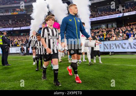 Le capitaine Kieran Trippier de Newcastle mène ses joueurs sur le terrain avant le match d'exposition entre Tottenham et Newcastle au MCG le 2 mai Banque D'Images