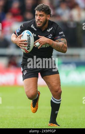 Eccles, Royaume-Uni. 02 juin 2024. Hakim Miloudi des London Broncos rompt avec le ballon lors du match de la Betfred Super League Round 13 Salford Red Devils vs London Broncos au Salford Community Stadium, Eccles, Royaume-Uni, le 2 juin 2024 (photo par Gareth Evans/News images) à Eccles, Royaume-Uni le 6/2/2024. (Photo de Gareth Evans/News images/SIPA USA) crédit : SIPA USA/Alamy Live News Banque D'Images