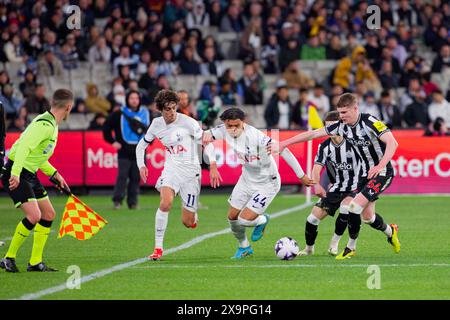 Alex Murphy de Newcastle concourt pour le ballon avec Dane Scarlett de Tottenham lors du match de l'exposition entre Tottenham et Newcastle au MCG Banque D'Images