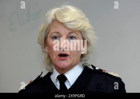 Barbara Wilding, chef de la police du pays de Galles du Sud photographiée lors de sa visite au campus Cyncoed de l'UWIC à Cardiff aujourd'hui (lundi 26/11/07). Banque D'Images