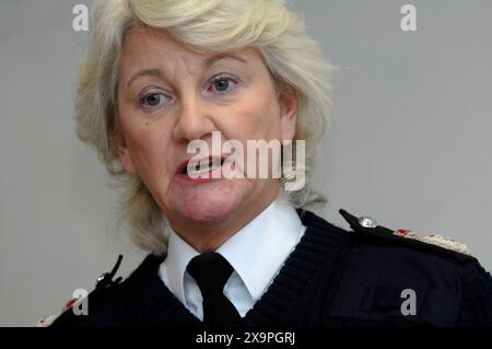 Barbara Wilding, chef de la police du pays de Galles du Sud photographiée lors de sa visite au campus Cyncoed de l'UWIC à Cardiff aujourd'hui (lundi 26/11/07). Banque D'Images