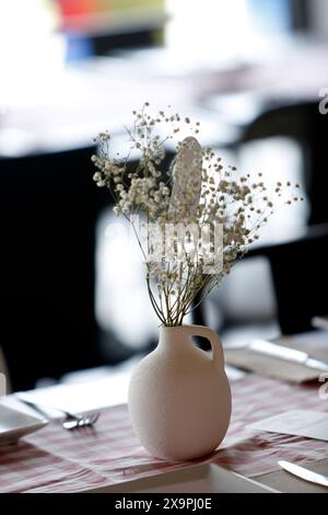 pièce maîtresse avec des fleurs sauvages délicates Banque D'Images