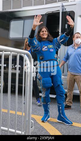 Cap Canaveral (États-Unis d'Amérique). 01 juin 2024. Suni Williams, astronaute de la NASA, fait des vagues alors qu'elle embarque à bord du véhicule d'équipage pour le Short Journey to Launch Complex 41 au Kennedy Space Center, le 1er juin 2024, à Cape Canaveral, en Floride. Le premier essai en vol avec équipage piloté de Starliner a de nouveau été nettoyé à la dernière minute après qu'un problème avec le système informatique a été détecté. Crédit : Jef Janis/NASA photo/Alamy Live News Banque D'Images