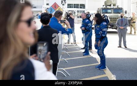 Cap Canaveral (États-Unis d'Amérique). 01 juin 2024. L'astronaute de la NASA Butch Wilmore, à gauche, et son compagnon Suni Williams, à droite, discutent avec leur famille et leurs amis avant de monter à bord du véhicule d'équipage pour lancer le complexe 41 au Kennedy Space Center, le 1er juin 2024, à Cape Canaveral, en Floride. Le premier essai en vol avec équipage piloté de Starliner a de nouveau été nettoyé à la dernière minute après qu'un problème avec le système informatique a été détecté. Crédit : Joel Kowsky/NASA photo/Alamy Live News Banque D'Images