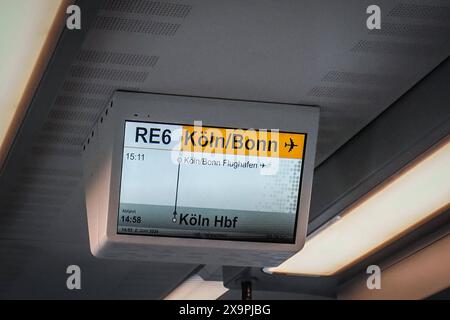 RE6, Köln/Bonn, Flughafen, Abfahrt 14:58, Ankunft 15:11, Köln HBF, 2. Juni 2024, Zuganzeige, Symbolbild, moderne Anzeige, klar strukturiert, gelber Hintergrund, Flugzeugsymbol, Datum und Uhrzeit, Bahnreise, öffentlicher Verkehr, Deutschland *** RE6, Cologne Bonn, aéroport, départ 14 58, arrivée 15 11, gare centrale de Cologne, 2 juin 2024, affichage du train, image symbole, affichage moderne, clairement structuré, fond jaune, symbole de l'avion, date et heure, voyage en train, transports publics, Allemagne Copyright : xJoeranxSteinsiekx Banque D'Images