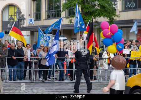 FDP Europawahlkampf Gegendemonstranten beim Wahlkampfendspurt der Freien Demokraten mit Marie-Agnes Strack-Zimmermann und Katja Hessel auf dem Nürnberger Jakobsplatz. Nürnberg Altstadt - Saint Lorenz Bayern Deutschland *** FDP campagne électorale européenne contre-manifestants à la dernière vague de la campagne électorale des démocrates libres avec Marie Agnes Strack Zimmermann et Katja Hessel à Nurembergs Jakobsplatz Nuremberg vieille ville Saint Lorenz Bavière Allemagne 20240602-6V2A6896 Banque D'Images