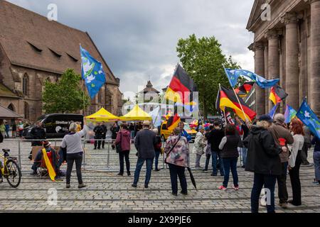 FDP Europawahlkampf Gegendemonstranten beim Wahlkampfendspurt der Freien Demokraten mit Marie-Agnes Strack-Zimmermann und Katja Hessel auf dem Nürnberger Jakobsplatz. Nürnberg Altstadt - Saint Lorenz Bayern Deutschland *** FDP campagne électorale européenne contre-manifestants à la dernière vague de la campagne électorale des démocrates libres avec Marie Agnes Strack Zimmermann et Katja Hessel à Nurembergs Jakobsplatz Nuremberg vieille ville Saint Lorenz Bavière Allemagne 20240602-6V2A7015 Banque D'Images