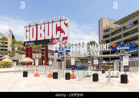 Le Raymond James Stadium accueille les Buccaneers de Tampa Bay et l'équipe de football NCAA des Bulls de l'Université de Floride du Sud. Banque D'Images