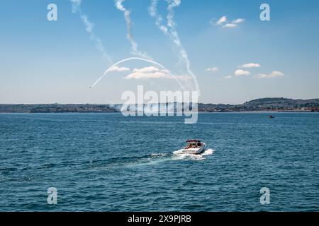 Torquay, Royaume-Uni. 2 juin 2024. Les gens dans un bateau regardent le spectacle aérien English Riviera avec des expositions au-dessus de Torquay et Paignton dans le Devon. Crédit : Thomas Faull/Alamy Live News Banque D'Images