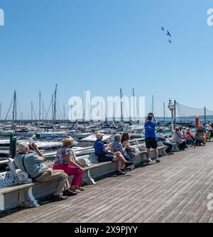 Torquay, Royaume-Uni. 2 juin 2024. Les gens regardent l'English Riviera Airshow avec des expositions au-dessus de Torquay et Paignton dans le Devon. Crédit : Thomas Faull/Alamy Live News Banque D'Images